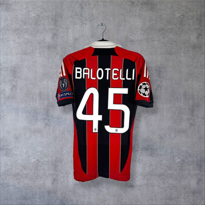 Dos du maillot AC Milan 2012-2013 domicile TechFit avec le flocage BALOTELLI N°45 et le Starball Champions League