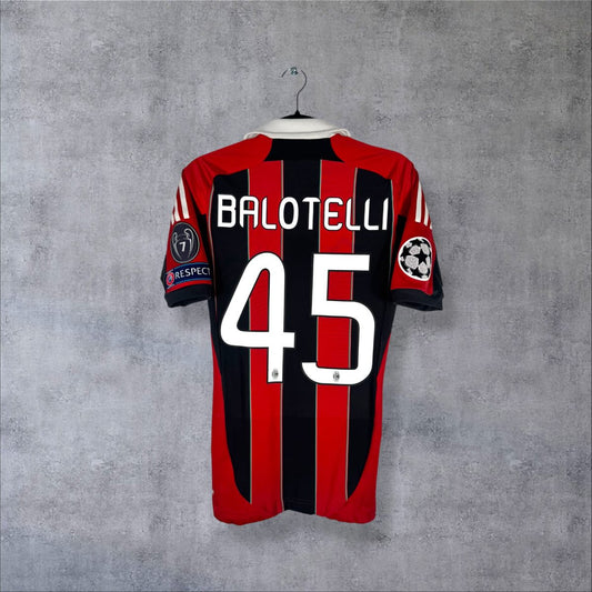 Dos du maillot AC Milan 2012-2013 domicile TechFit avec le flocage BALOTELLI N°45 et le Starball Champions League