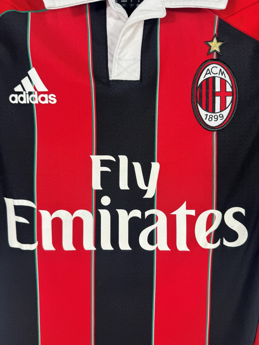 Écusson brodé ACM 1899 surmonté de l'étoile sur le maillot AC Milan domicile 2012-2013