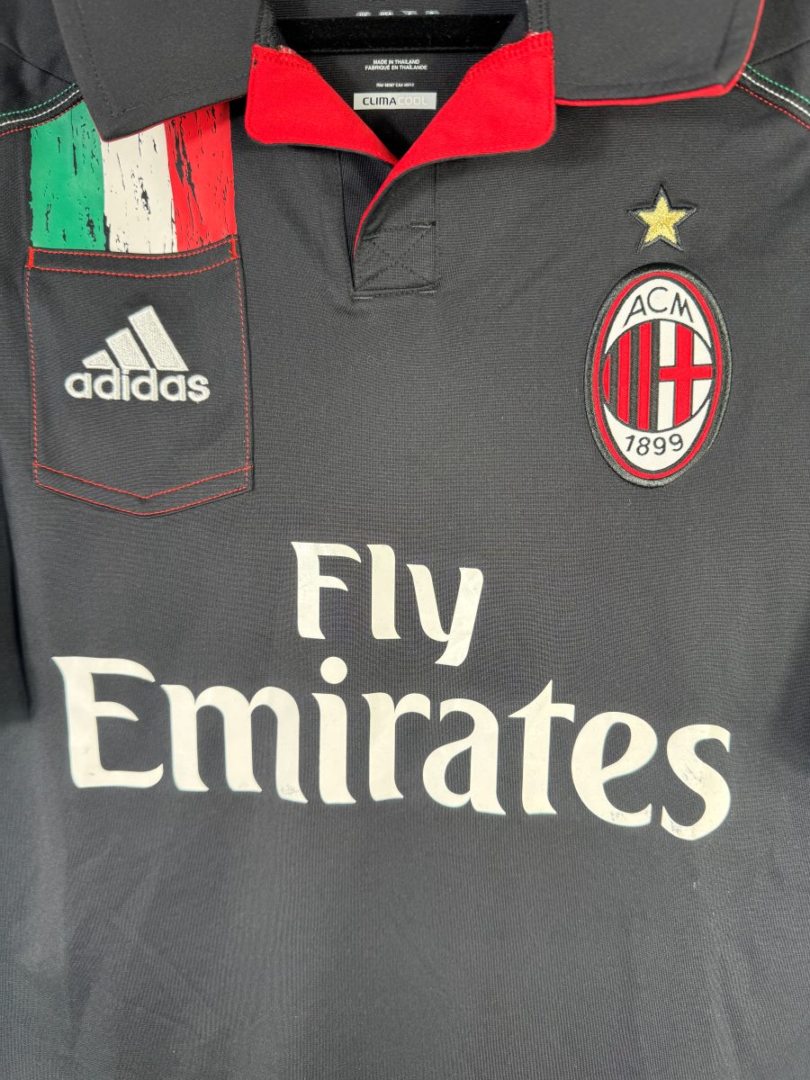 Écusson brodé ACM 1899, drapeau italien et logo adidas, maillot AC Milan third 2012-2013