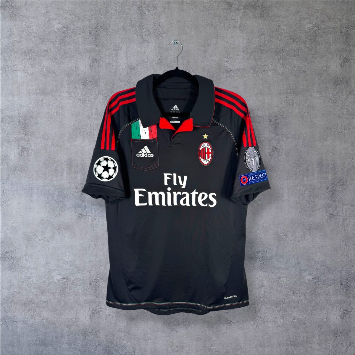 Maillot AC Milan third 2012-2013 adidas de face, noir à col polo, sponsor Fly Emirates