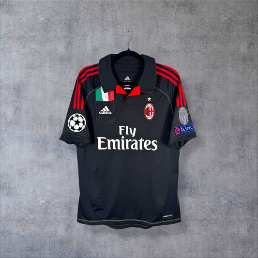 Maillot AC Milan third 2012-2013 adidas de face, noir à col polo, sponsor Fly Emirates