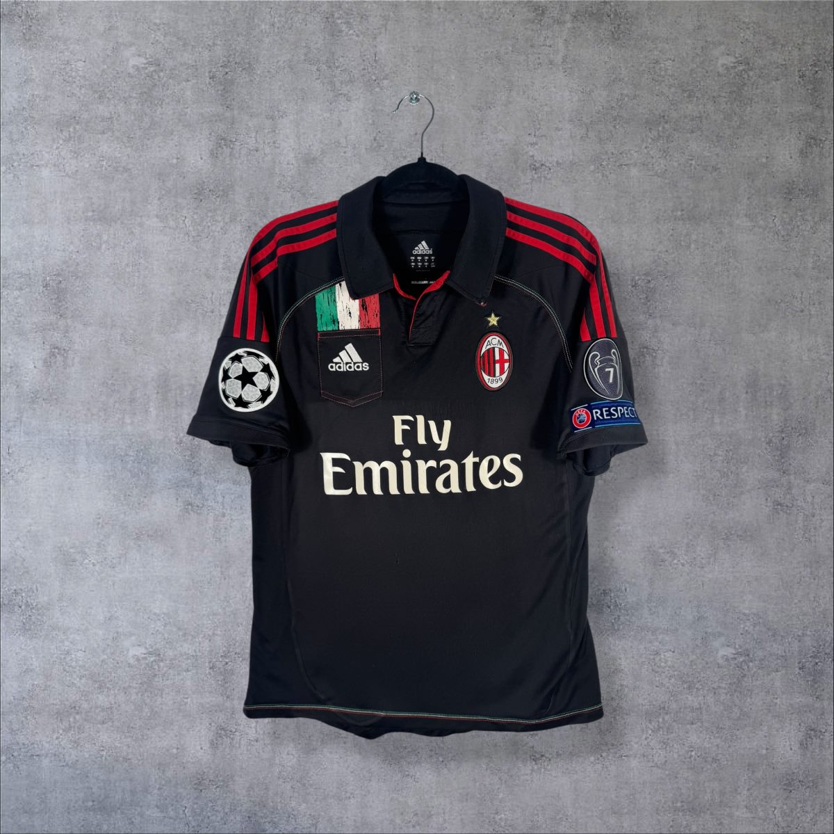 Face du maillot AC Milan 2012-2013 third noir adidas avec sponsor Fly Emirates et col polo