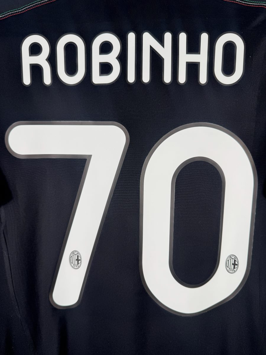 Détail du flocage Robinho N°70 blanc avec écussons Milan intégrés, maillot third 2012-2013