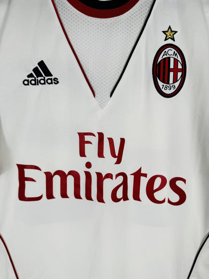 Détail de l'écusson ACM 1899 brodé surmonté de l'étoile dorée sur le maillot Milan extérieur 2013-2014