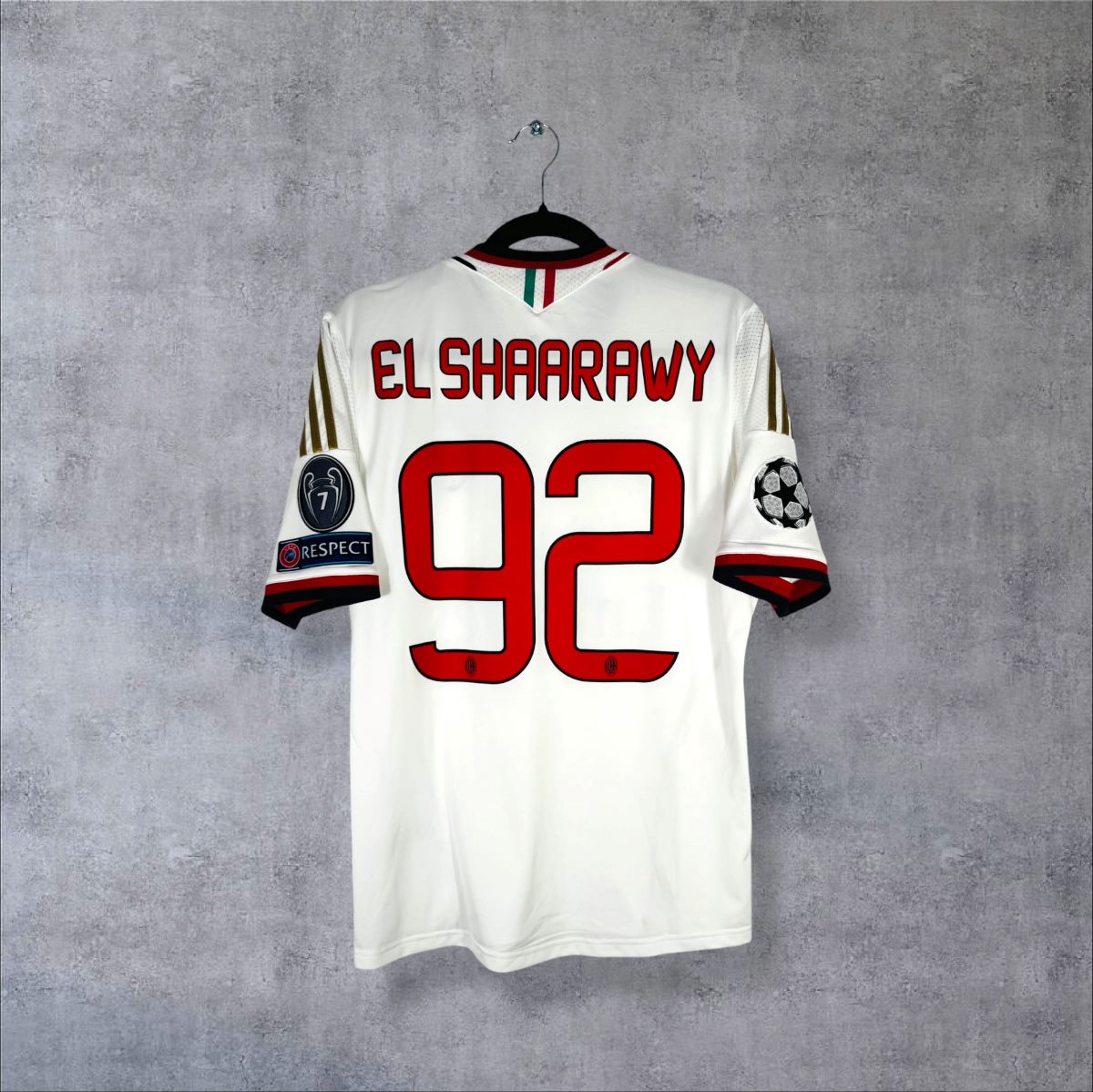 Dos du maillot AC Milan 2013-2014 extérieur blanc avec flocage El Shaarawy N°92, badge 7 titres UEFA et patch RESPECT