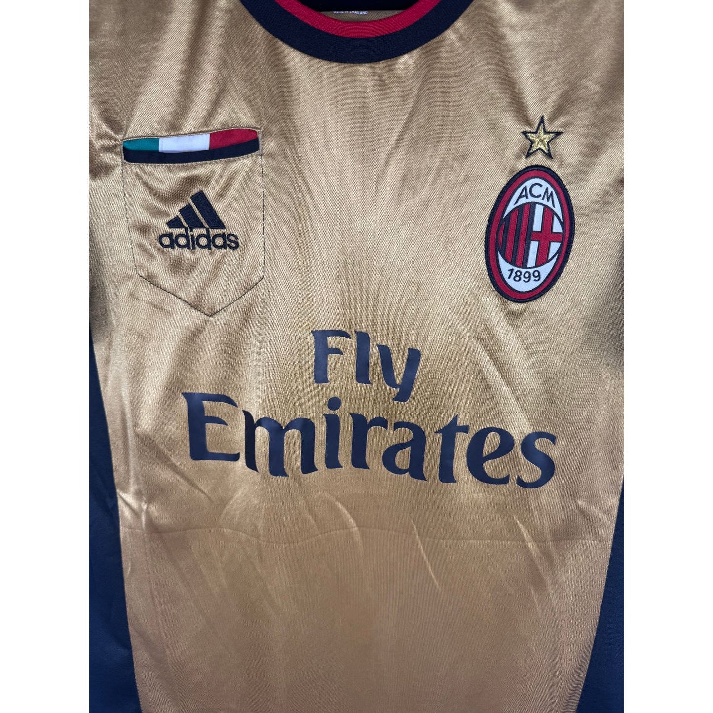 Détail de l'écusson de l'AC Milan et du logo Adidas