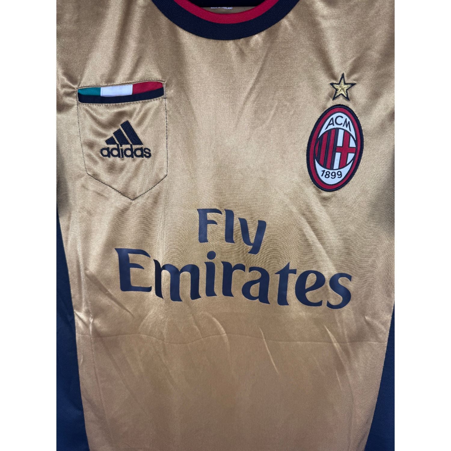 Détail de l'écusson de l'AC Milan et du logo Adidas