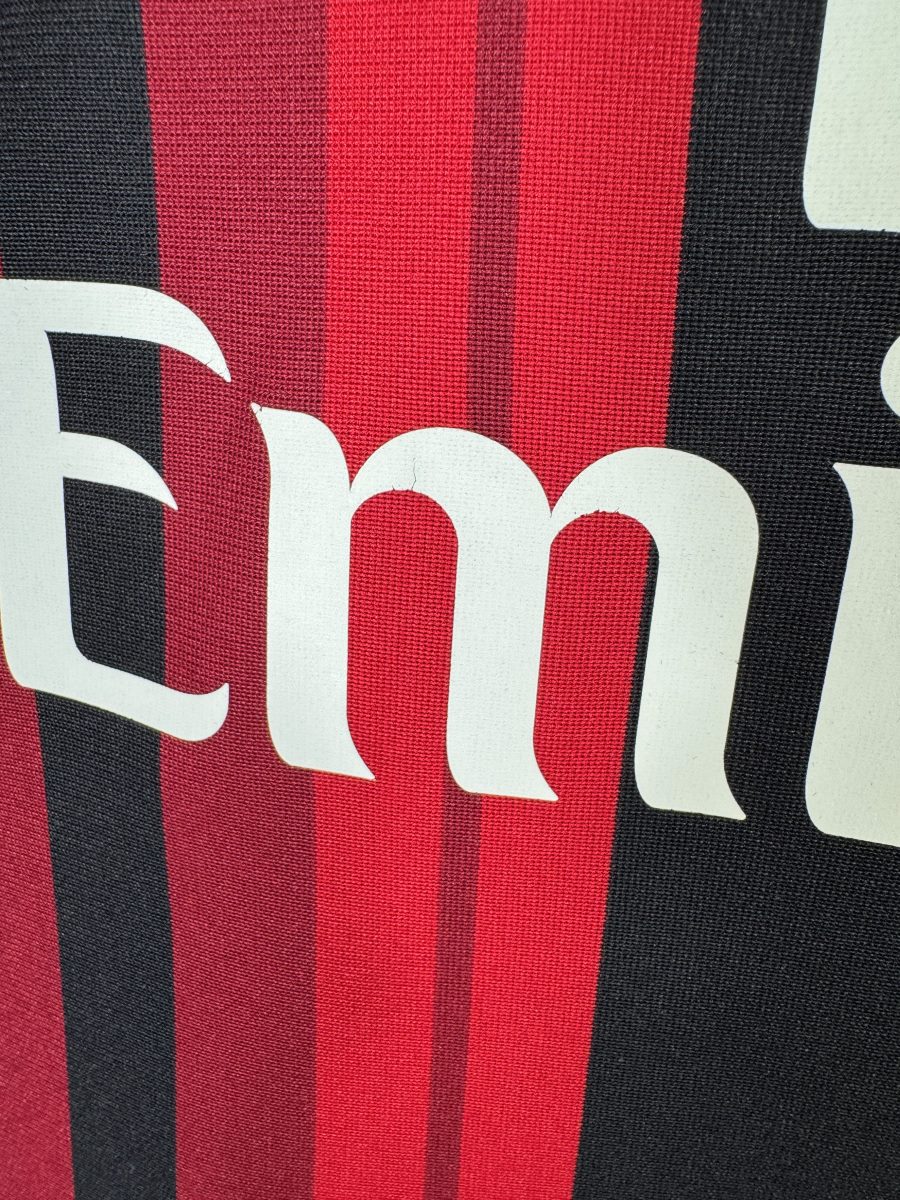 Défaut signalé : craquelure sur le E du sponsor Fly Emirates, AC Milan 2014-2015