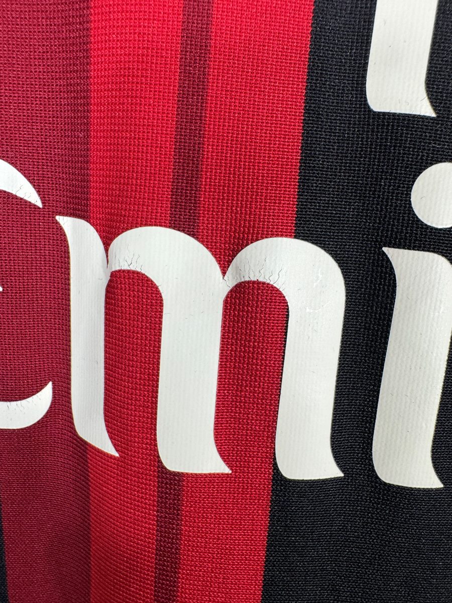Défaut du maillot AC Milan 2014-2015 : fines craquelures sur le sponsor Fly Emirates d'origine
