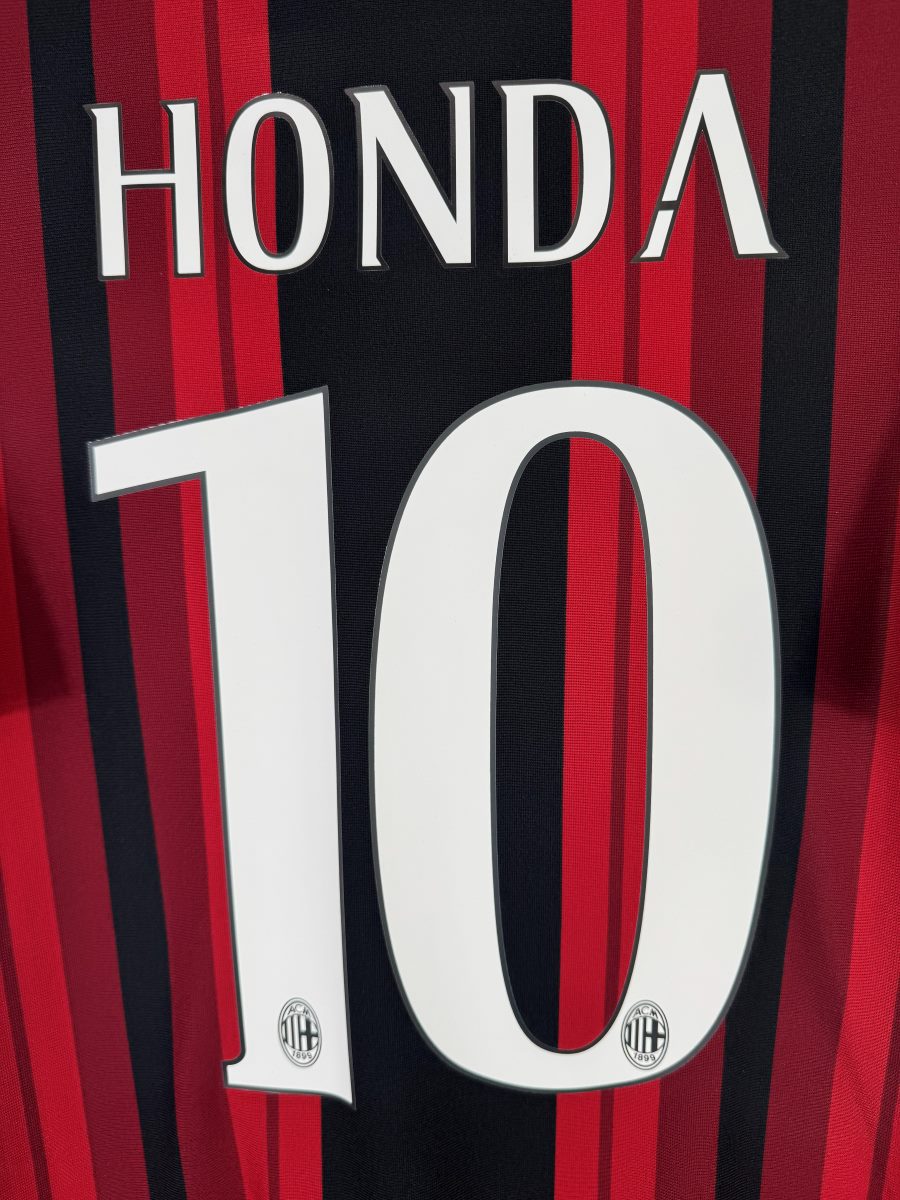 Détail du flocage Honda 10 avec mini écussons ACM, maillot AC Milan domicile 2014-2015