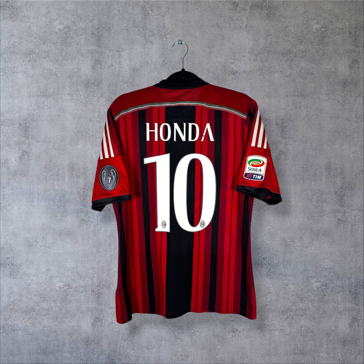 Dos du maillot AC Milan 2014-2015 domicile avec le flocage HONDA N°10 blanc et le patch Serie A TIM