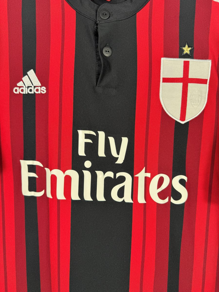 Écusson brodé à la croix de Milan surmonté de l'étoile sur le maillot AC Milan domicile 2014-2015