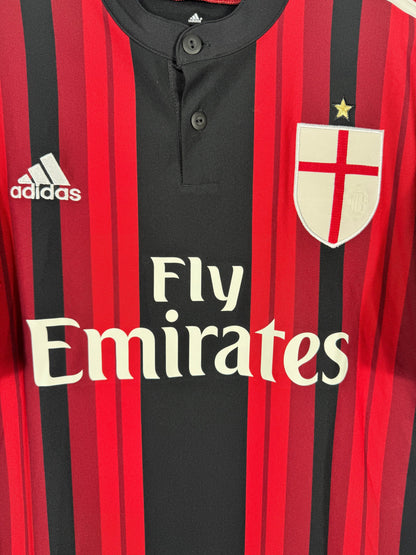 Détail de l'écusson Croix de Saint Georges de l'AC Milan et du logo Adidas