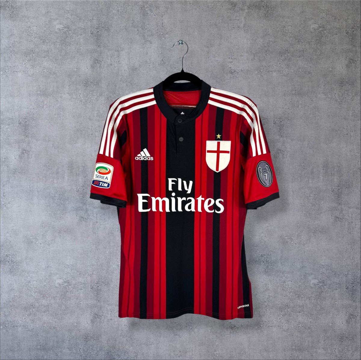 Maillot AC Milan domicile 2014-2015 adidas de face, rayures rouges et noires, sponsor Fly Emirates