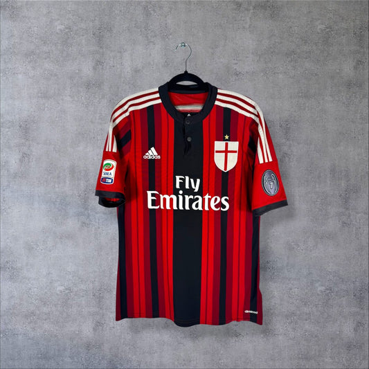 Face du maillot AC Milan 2014-2015 domicile rayé rouge et noir, col à boutons et sponsor Fly Emirates