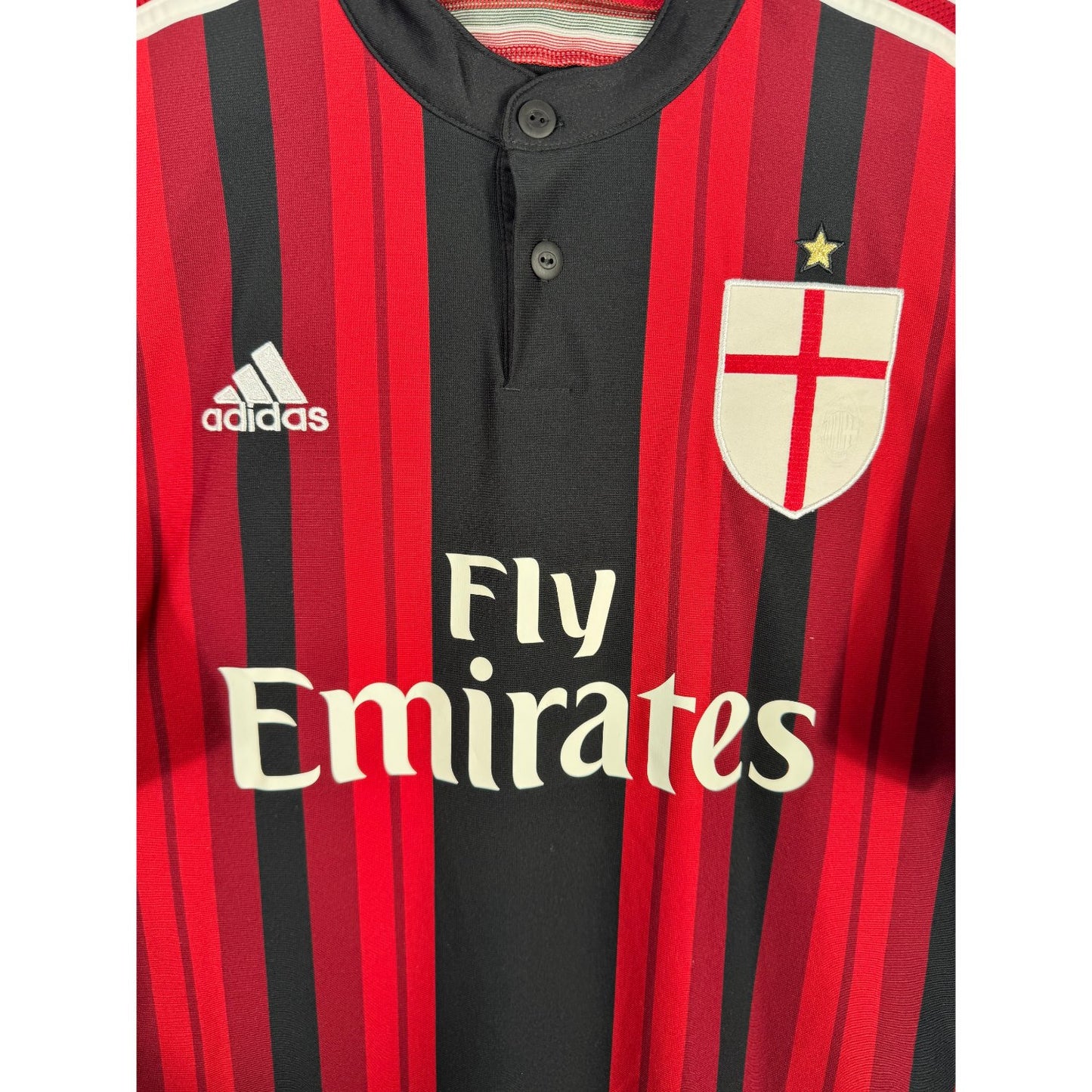 Détail de l'écusson Croix de Saint-Georges de Milan et du logo Adidas
