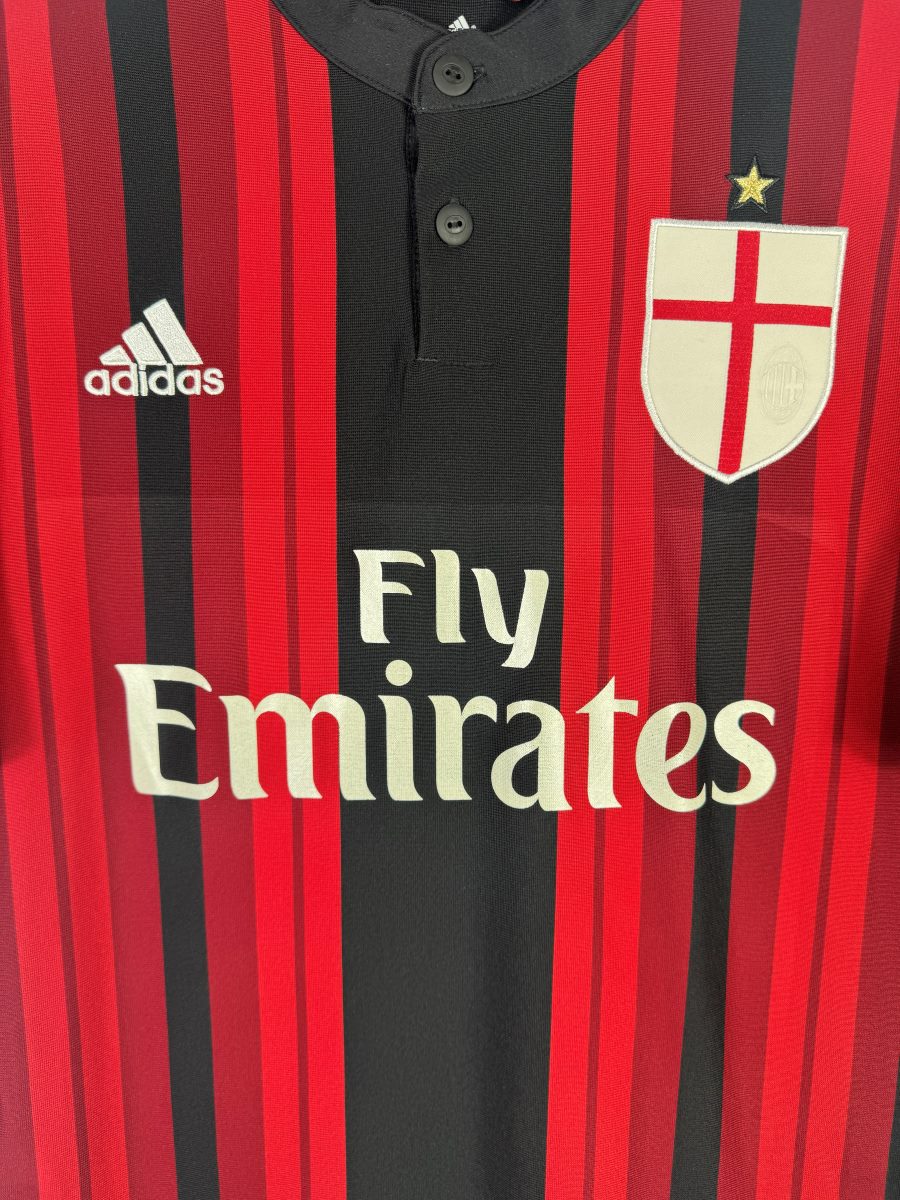Écusson brodé à la croix de Saint-Georges et col boutonné du maillot AC Milan 2014-2015