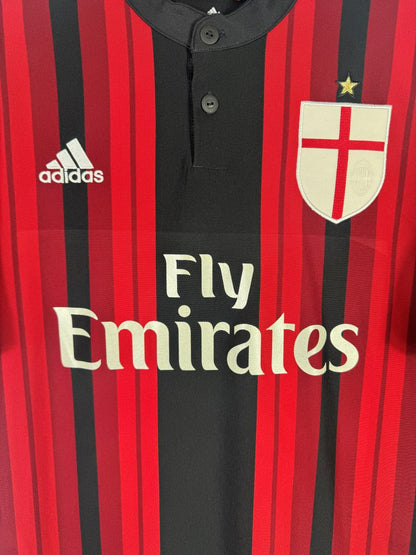 Écusson brodé à la croix de Saint-Georges et col boutonné du maillot AC Milan 2014-2015