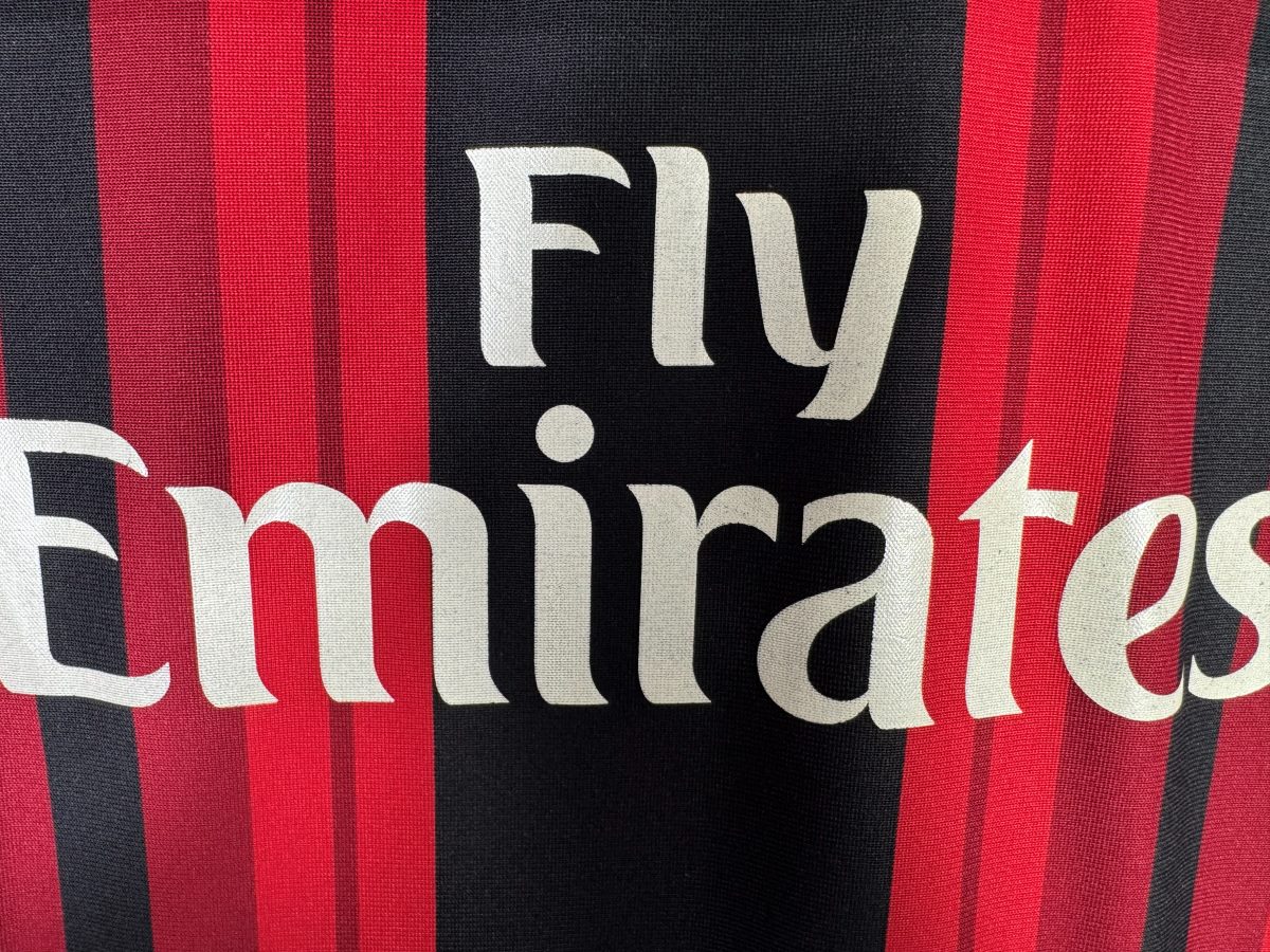 Micro-usure du sponsor Fly Emirates sur le maillot AC Milan 2014-2015