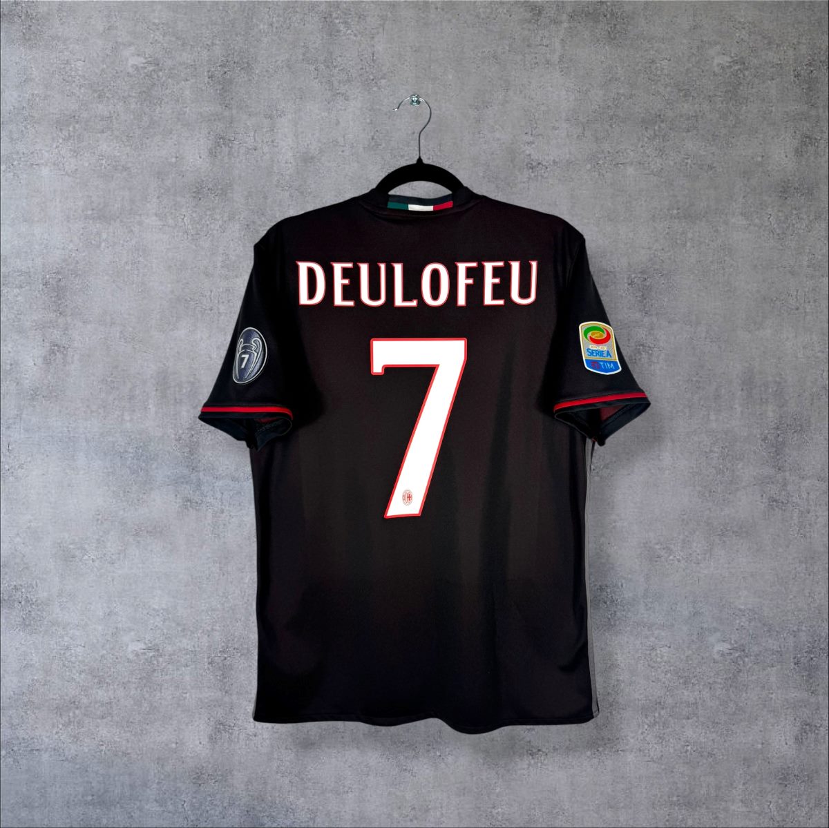 Dos du maillot AC Milan 2016-2017 domicile avec flocage Deulofeu N°7, patch Serie A TIM et badge 7 Ligues des Champions