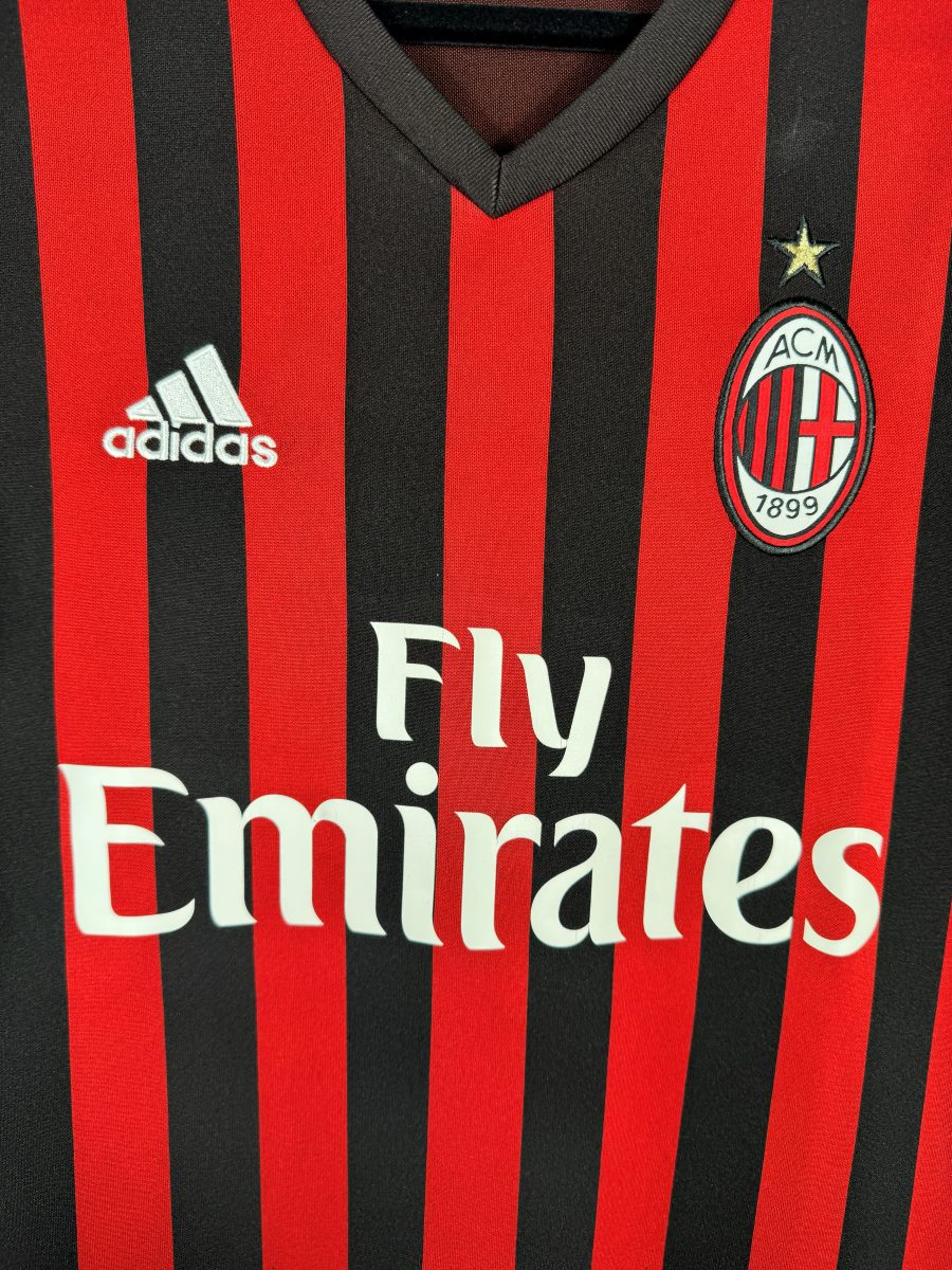 Détail de l'écusson brodé ACM 1899 et de l'étoile dorée sur le maillot AC Milan 2016-2017