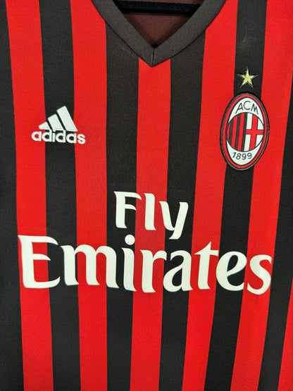 Détail de l'écusson brodé ACM 1899 et de l'étoile dorée sur le maillot AC Milan 2016-2017