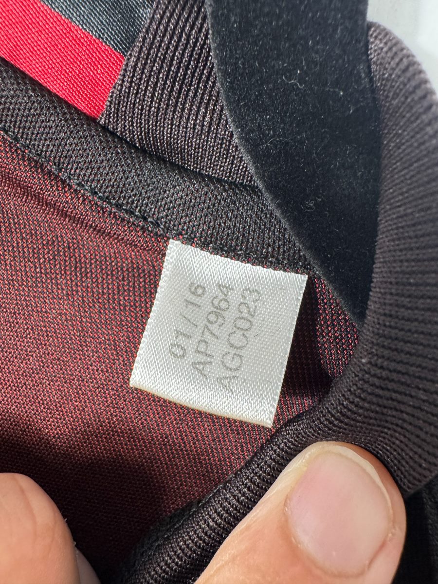 Étiquette intérieure adidas d'origine avec code produit AP7964 du maillot AC Milan 2016-2017