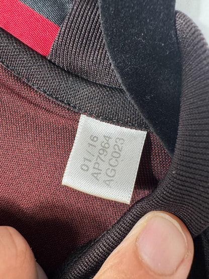 Étiquette intérieure adidas d'origine avec code produit AP7964 du maillot AC Milan 2016-2017