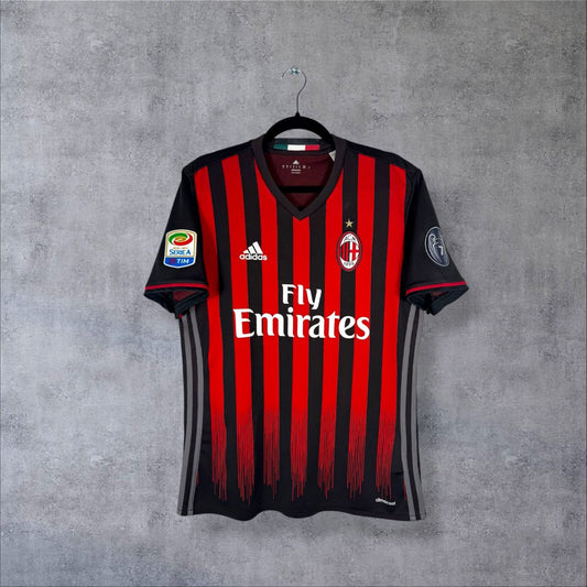 Face du maillot AC Milan 2016-2017 domicile adidas rayé rouge et noir avec sponsor Fly Emirates
