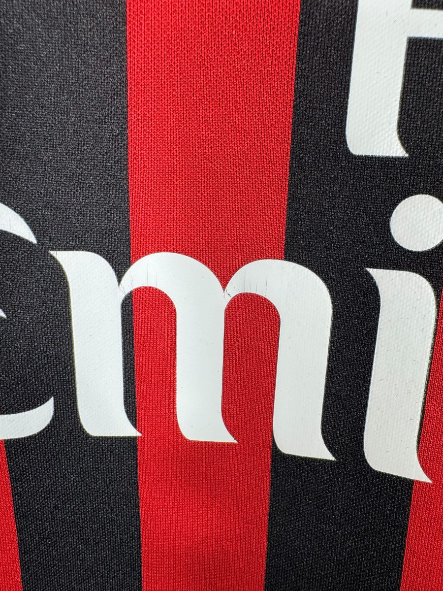 Micro craquelure sur les lettres du sponsor Fly Emirates, maillot AC Milan 2016-2017