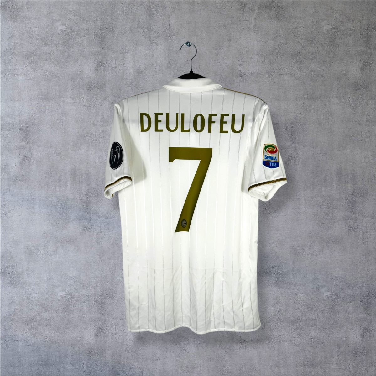 Dos du maillot AC Milan 2016-2017 extérieur avec le flocage doré DEULOFEU N°7 et le patch Serie A TIM
