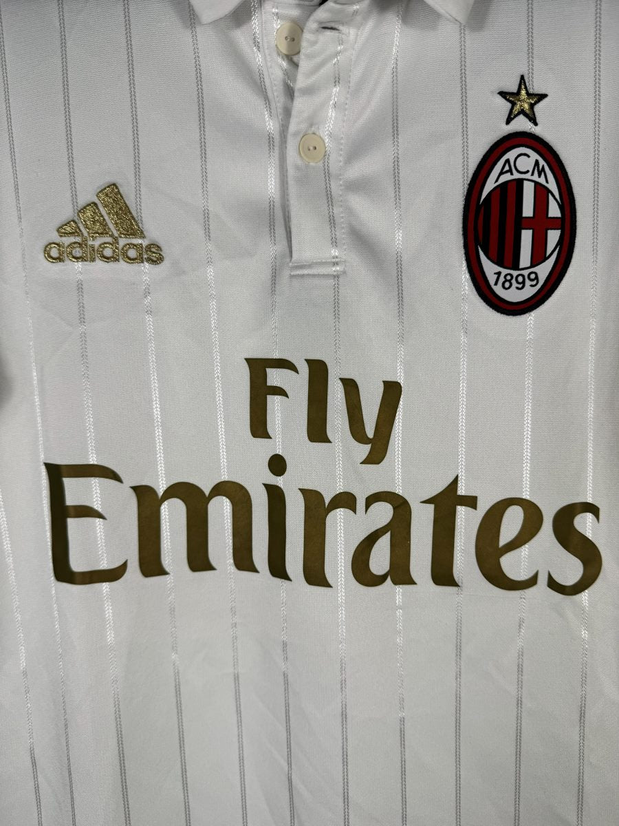 Écusson brodé ACM 1899 surmonté de l'étoile sur le maillot AC Milan extérieur 2016-2017