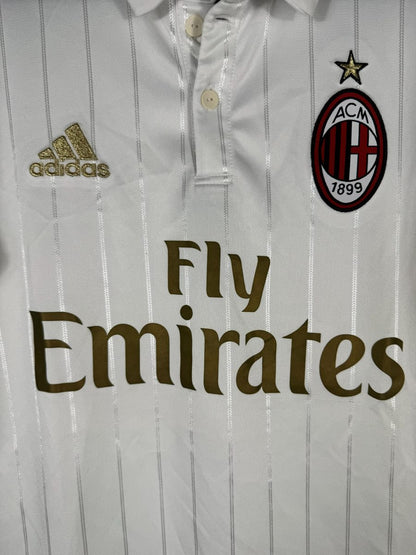 Écusson brodé ACM 1899 surmonté de l'étoile sur le maillot AC Milan extérieur 2016-2017