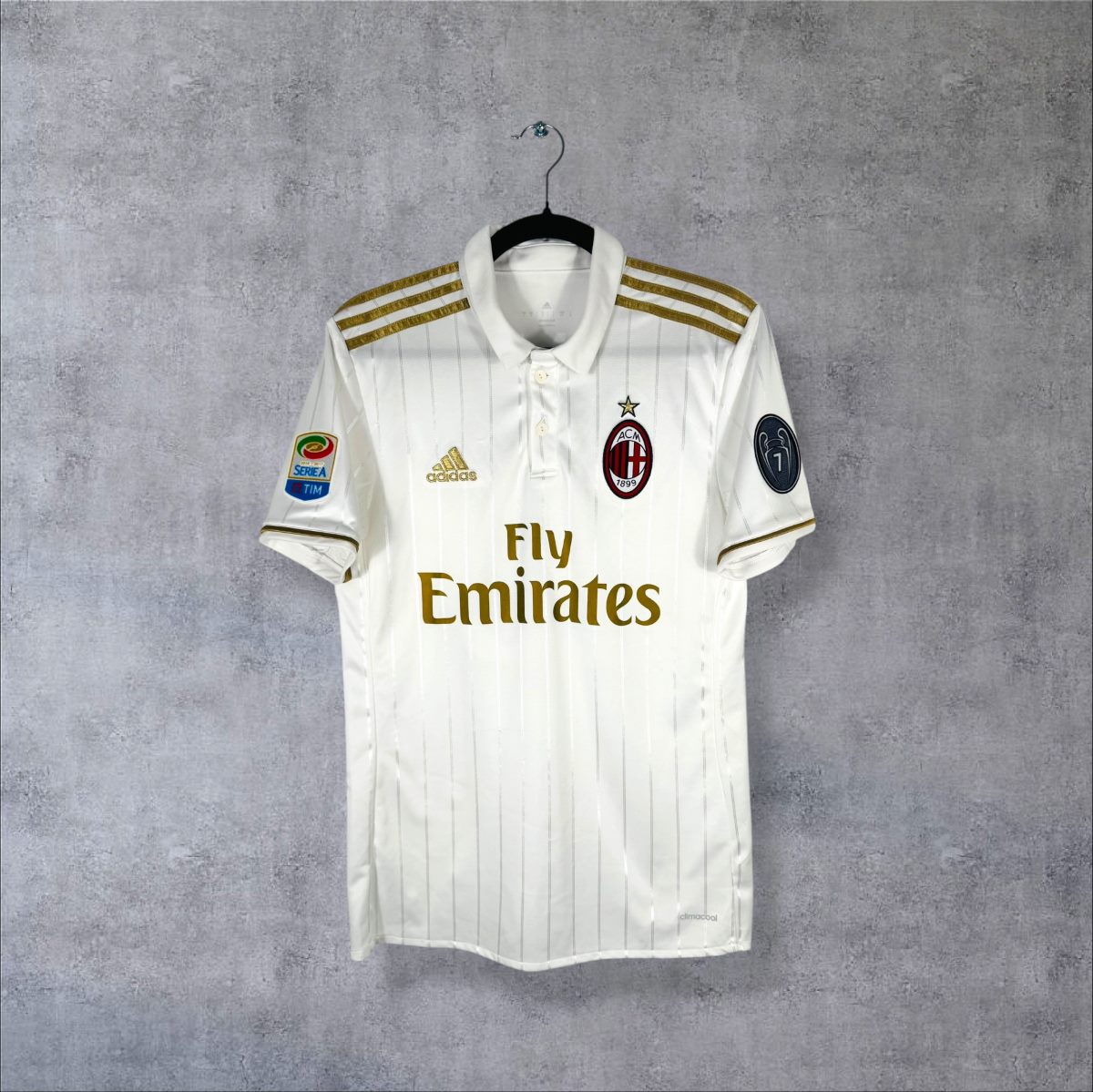 Face du maillot AC Milan 2016-2017 extérieur blanc à fines rayures avec sponsor Fly Emirates doré