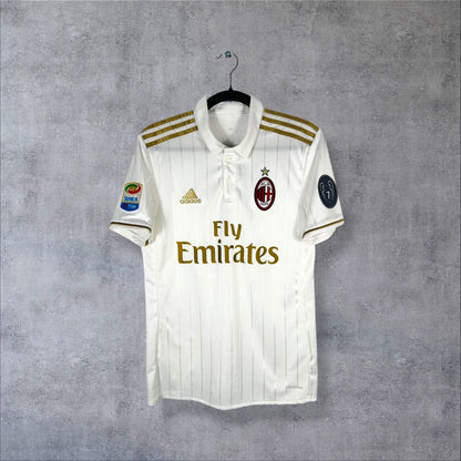 Face du maillot AC Milan 2016-2017 extérieur blanc à fines rayures avec sponsor Fly Emirates doré