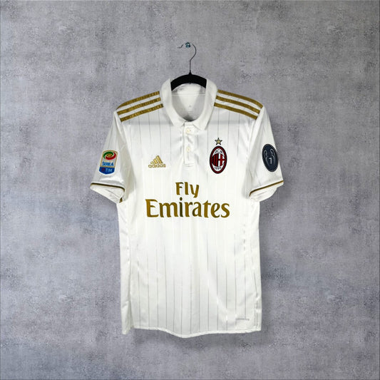 Face du maillot AC Milan 2016-2017 extérieur blanc à fines rayures avec sponsor Fly Emirates doré