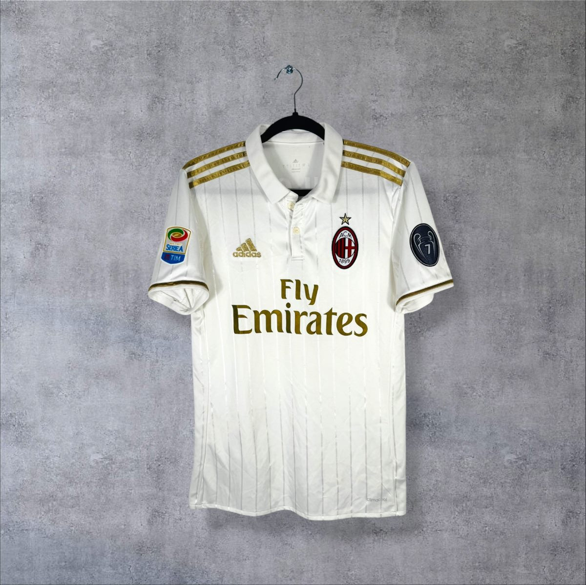 Face du maillot AC Milan 2016-2017 extérieur blanc à rayures dorées, col polo et sponsor Fly Emirates