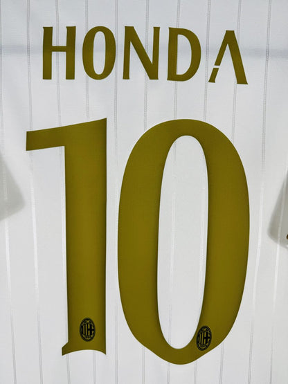 Détail du flocage doré Honda N°10 avec écussons Milan intégrés, maillot extérieur 2016-2017