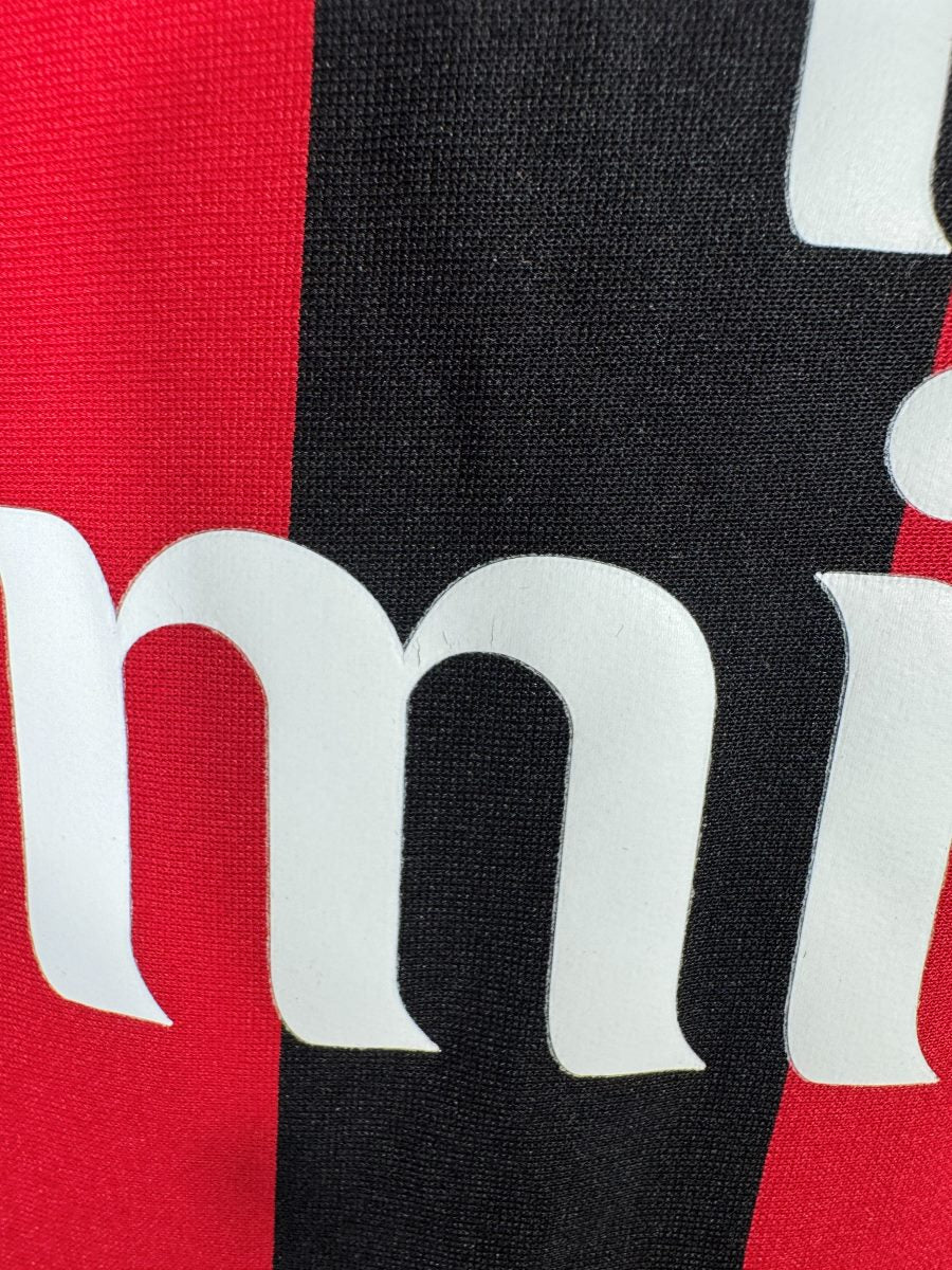 Micro craquelure sur le sponsor Fly Emirates, maillot AC Milan domicile 2017-2018 Bonucci