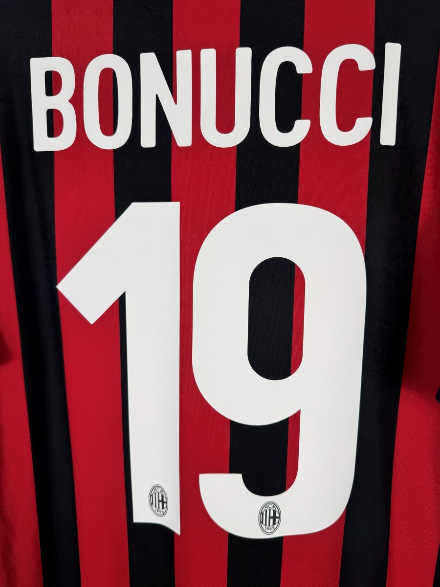 Détail du flocage Bonucci 19 blanc avec mini écussons ACM, maillot AC Milan domicile 2017-2018