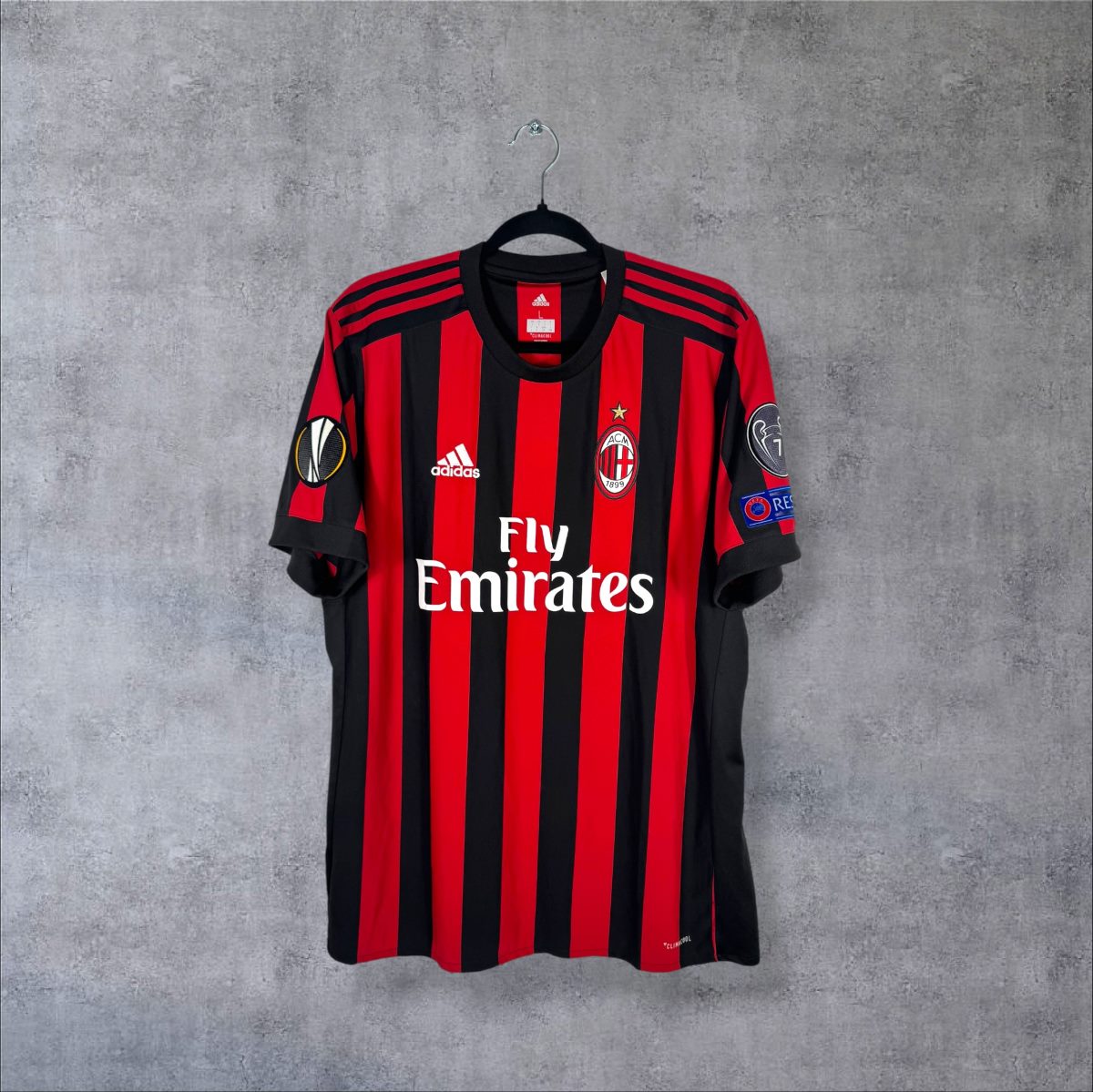 Maillot AC Milan domicile 2017-2018 adidas de face, rayures rouges et noires, sponsor Fly Emirates
