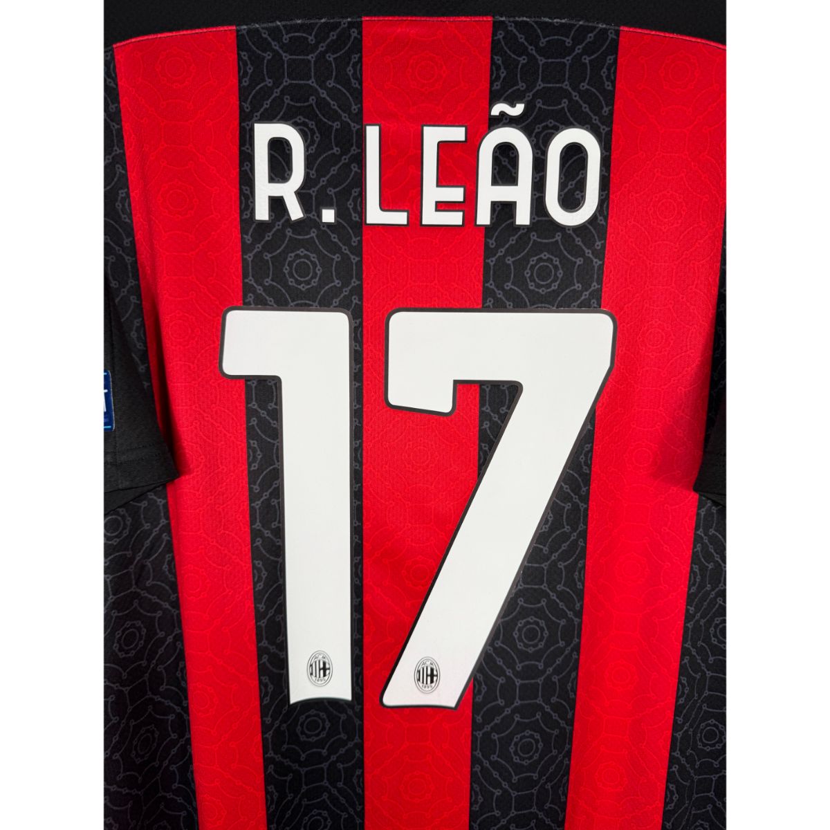 Détail de la typographie du flocage sur le numéro 17 de Rafael Leão