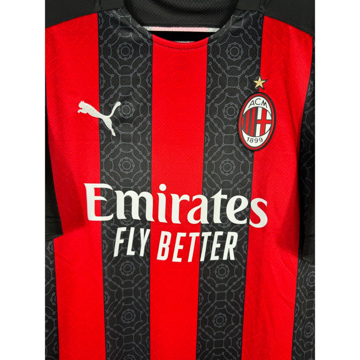 Détail de l'écusson de l'AC Milan et du logo Puma
