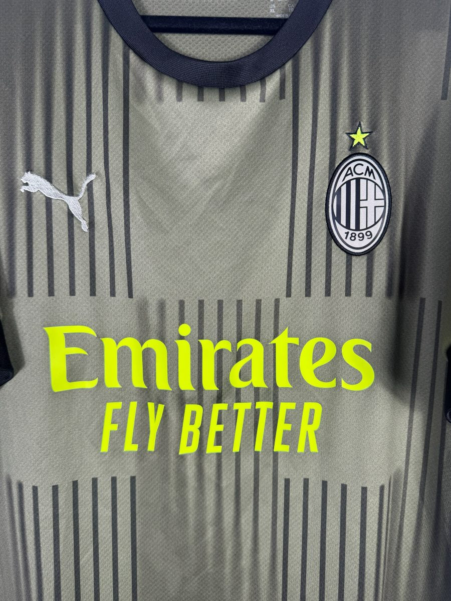 Écusson brodé de l'AC Milan et étoile jaune sur le maillot third 2022-2023