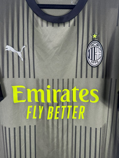 Écusson brodé de l'AC Milan et étoile jaune sur le maillot third 2022-2023