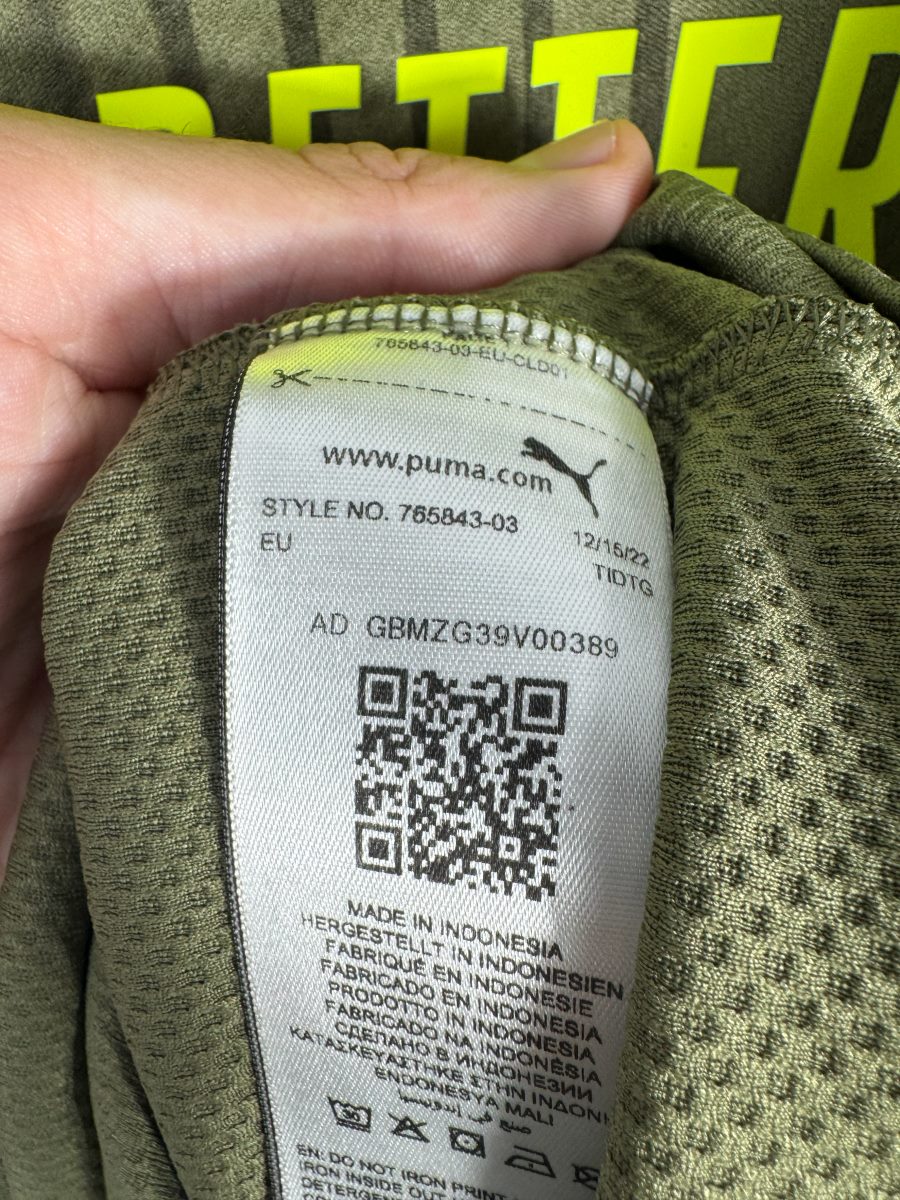 Étiquette Puma d'origine STYLE NO. 765843-03 du maillot AC Milan 2022-2023