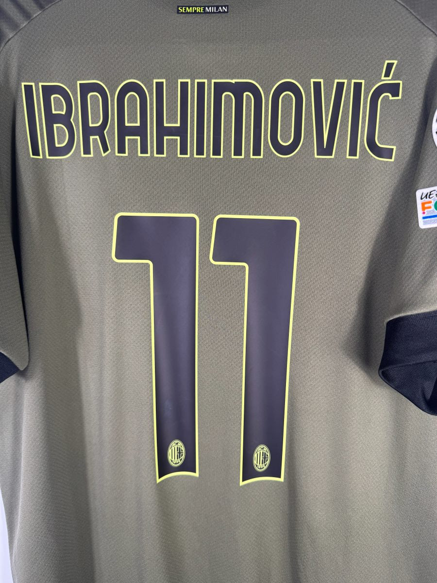 Gros plan du flocage IBRAHIMOVIĆ N°11 et de la mention SEMPRE MILAN sous le col