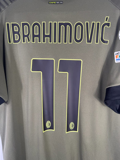 Gros plan du flocage IBRAHIMOVIĆ N°11 et de la mention SEMPRE MILAN sous le col