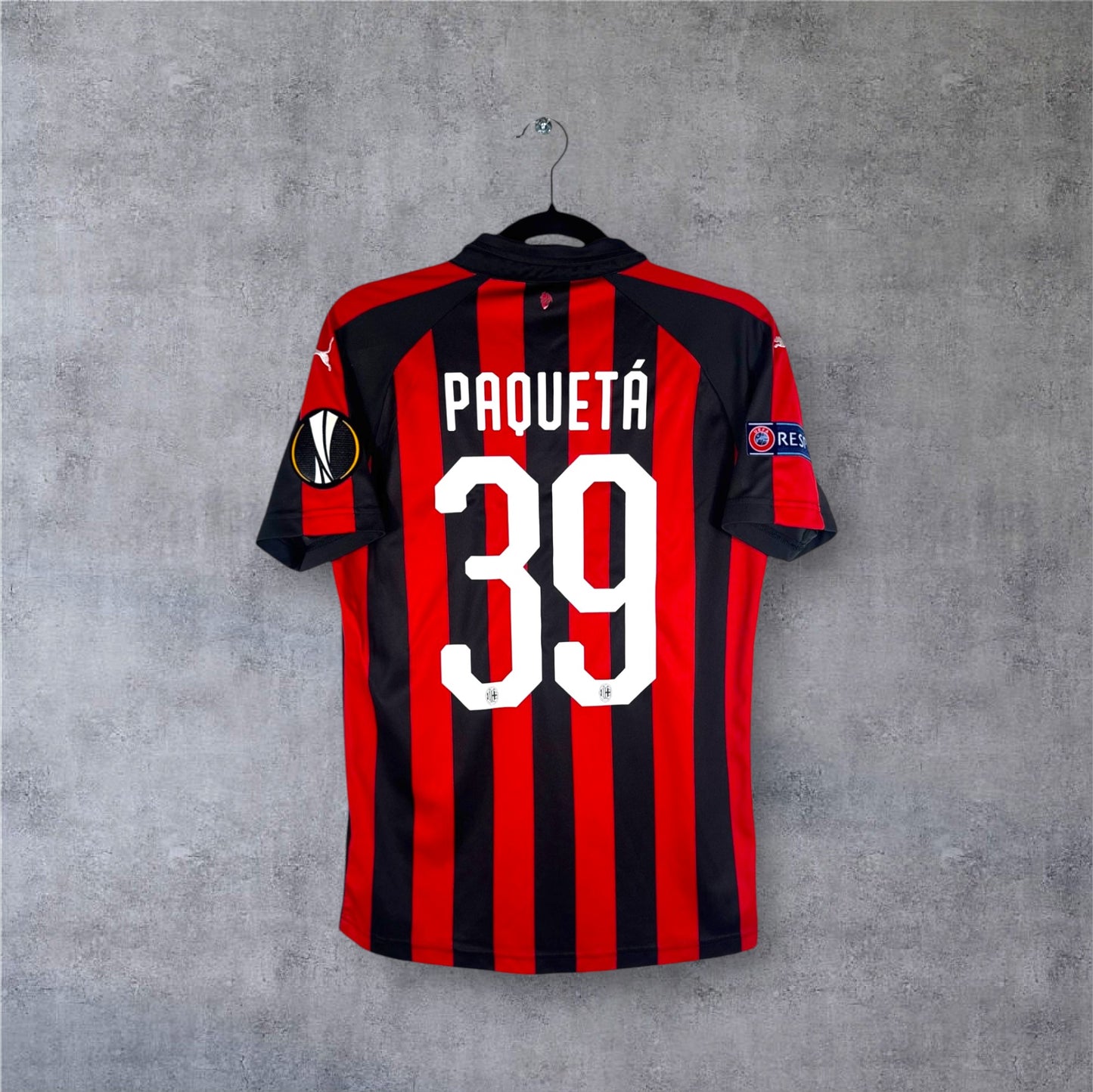 Dos du maillot AC Milan avec flocage PAQUETÁ 39 et patchs Europa League.